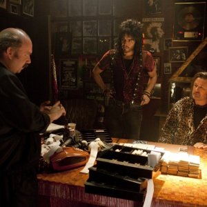 Rock of Ages: Russell Brand, Paul Giamatti e Alec Baldwin in una scena del film