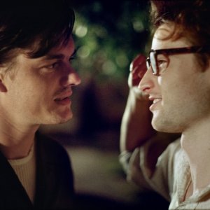 Sam Riley e Tom Sturridge compagni di viaggio in una scena di On the Road