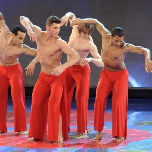 Stefano De Martino con altri ballerini ad Amici di Maria De Filippi 11