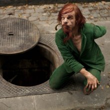 Holy Motors: Leos Carax, anche regista del film, in un'inquietante scena