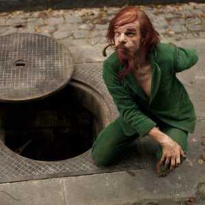 Holy Motors: Leos Carax, anche regista del film, in un'inquietante scena
