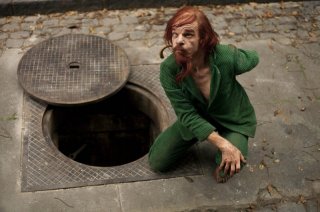 Holy Motors: Leos Carax, anche regista del film, in un'inquietante scena