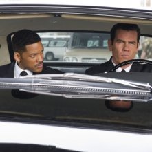 Josh Brolin in auto con Will Smith in una scena di Men in Black 3