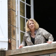 Josiane Balasko affacciata alla finestra in Maman