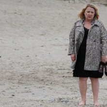 Josiane Balasko affacciata alla finestra nel dramedy Maman