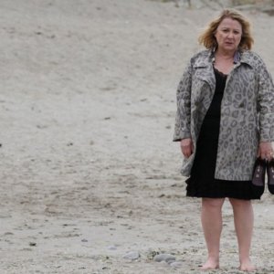 Josiane Balasko affacciata alla finestra nel dramedy Maman