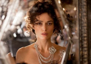 Keira Knightley in un intenso primo piano in Anna Karenina