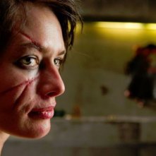 Lena Headey col volto sfigurato in una scena di Dredd