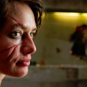 Lena Headey col volto sfigurato in una scena di Dredd