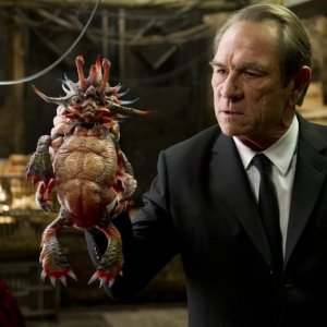 Men in Black 3: Tommy Lee Jones con un mostriciattolo alieno in mano in una scena del film