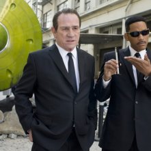 Men in Black 3: Tommy Lee Jones con Will Smith in una scena del film
