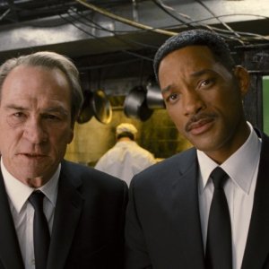 Men in Black 3: Tommy Lee Jones insieme a Will Smith in una scena del film