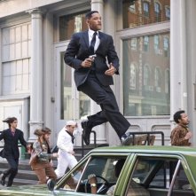 Men in Black 3: Will Smith all'inseguimento del nemico in una scena del film