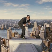Men in Black 3: Will Smith in azione sui grattacieli di New York in una scena del film