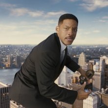 Men in Black 3: Will Smith in bilico su un grattacielo di New York in una scena del film