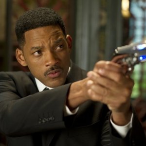 Men in Black 3: Will Smith punta la sua arma in una scena del film