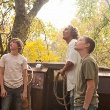 MUD: Matthew McConaughey in una scena del film con Tye Sheridan e Jacob Lofland