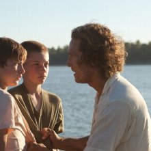 MUD: Matthew McConaughey insieme ai giovani Tye Sheridan e Jacob Lofland in una scena del film