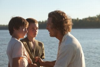 MUD: Matthew McConaughey insieme ai giovani Tye Sheridan e Jacob Lofland in una scena del film
