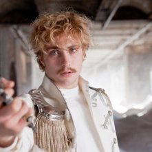 Aaron Johnson in una drammatica immagine di Anna Karenina