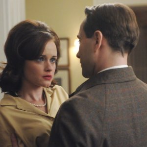 Alexis Bledel e Vincent Kartheiser nell'episodio Lady Lazarus della quinta stagione di Mad Men
