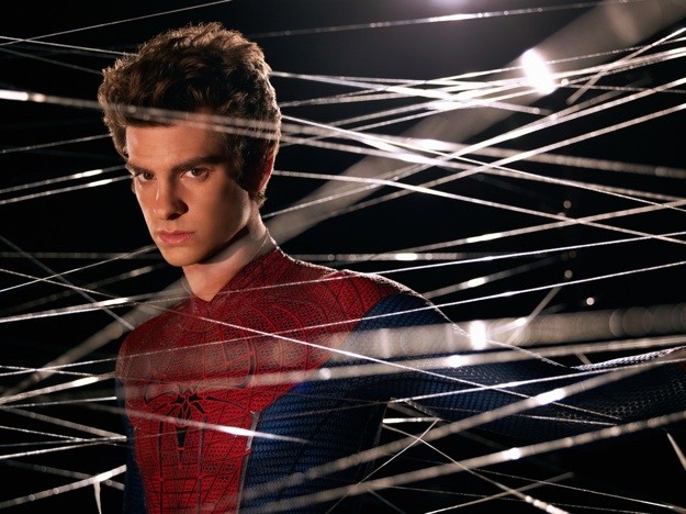 Andrew Garfield in una suggestiva immagine promozionale di The Amazing Spider-Man