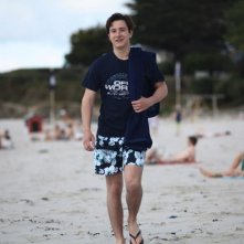 Arthur Mazet in infradito e costume nella commedia Sea, No Sex and Sun