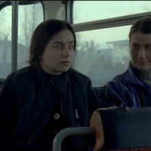 Beyond the Hills: Cosmina Stratan e Cristina Flutur in una scena del film di Cristian Mungiu