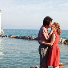 In Another Country: Isabelle Huppert e Moon Sung-Geun si baciano in una scena del film