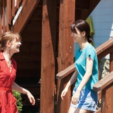 In Another Country: Jeong Yu-mi insieme a Isabelle Huppert in una scena del film