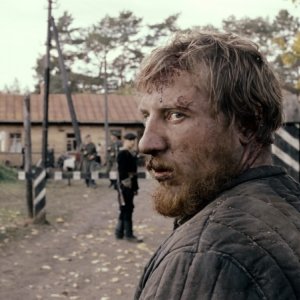 In the Fog: Vladimir Svirskiy col volto tumefatto in una scena del film