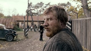 In the Fog: Vladimir Svirskiy col volto tumefatto in una scena del film