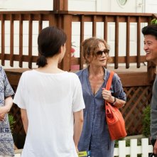 Isabelle Huppert e Moon So-ri in una scena di gruppo del film In Another Country