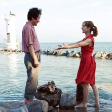 Isabelle Huppert in una scena di In Another Country insieme a Moon Sung-Geun