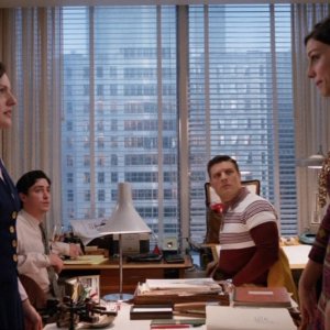 Jay R. Ferguson, Jessica Paré, Ben Feldman e Elisabeth Moss nell'episodio Lady Lazarus della quinta stagione di Mad Men