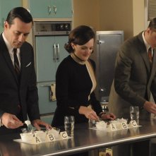 Jon Hamm, Aaron Staton e Elisabeth Moss nell'episodio Lady Lazarus della quinta stagione di Mad Men