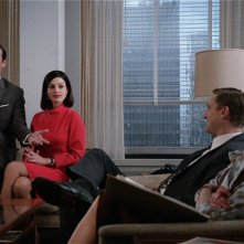 Jon Hamm, Jessica Paré, Aaron Staton e Elisabeth Moss nell'episodio Lady Lazarus della quinta stagione di Mad Men