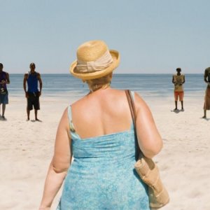 Paradise: Love, Margarete Tiesel (di spalle) in una scena del film