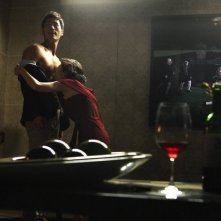 Taste of Money: il giovane Kim Kang-woo insieme a Yoon Yeo-jeong in una scabrosa scena del film
