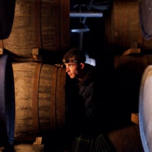 The Angels' Share: Paul Brannigan tra le botti in una scena del film