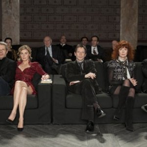 Vous n'avez encore rien vu: Lambert Wilson, Anne Consigny, Mathieu Amalric, Sabine Azéma, Pierre Arditi in una scena del film