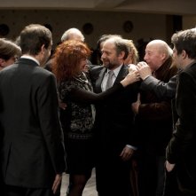 Vous n'avez encore rien vu: Sabine Azéma abbraccia Denis Podalydès in un'affollata scena del film