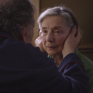 Amour: Emmanuelle Riva e Jean-Louis Trintignant (di spalle) in una scena del film
