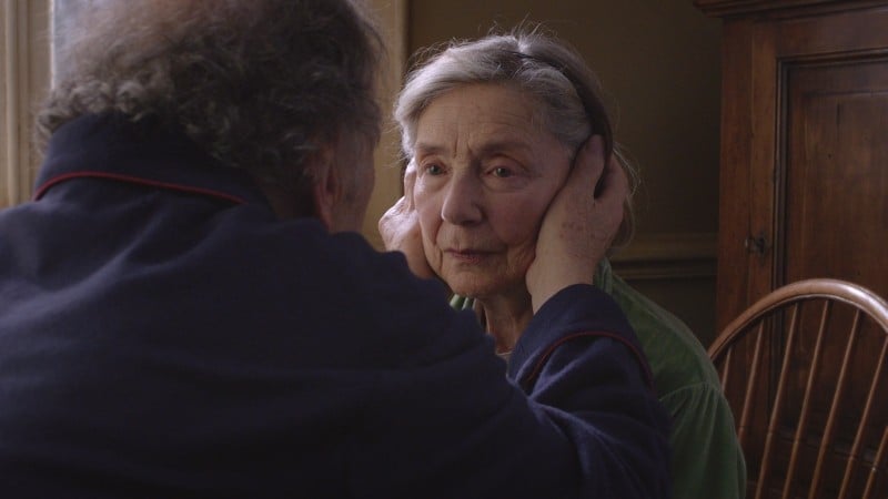 Amour: Emmanuelle Riva e Jean-Louis Trintignant (di spalle) in una scena del film