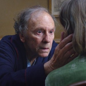 Amour: Jean-Louis Trintignant con Emmanuelle Riva (di spalle) in una scena del film