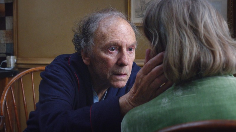 Amour: Jean-Louis Trintignant con Emmanuelle Riva (di spalle) in una scena del film