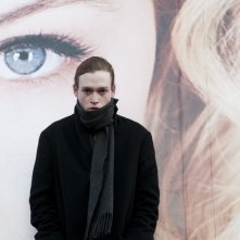 Antiviral: Caleb Landry Jones, protagonista del film, in un momento del film