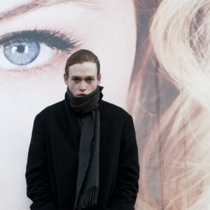 Antiviral: Caleb Landry Jones, protagonista del film, in un momento del film