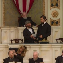 Benjamin Walker insieme al regista Timur Bekmambetov sul set de La leggenda del cacciatore di vampiri