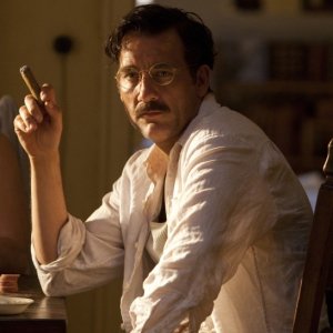 Hemingway & Gellhorn: Clive Owen in una scena del film
